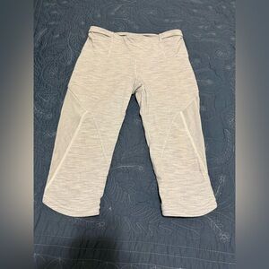 Lululemon Run With The Sun cropped Capri size 8, gray and white mesh cut out gym